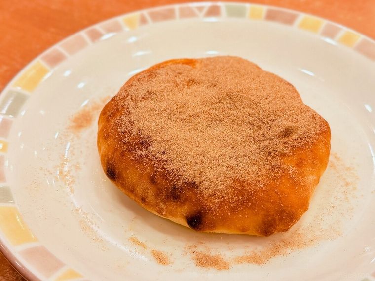 お皿に盛り付けられた シナモンフォッカチオ