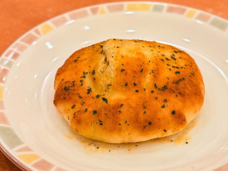 お皿に盛り付けられた ガーリックフォッカチオ