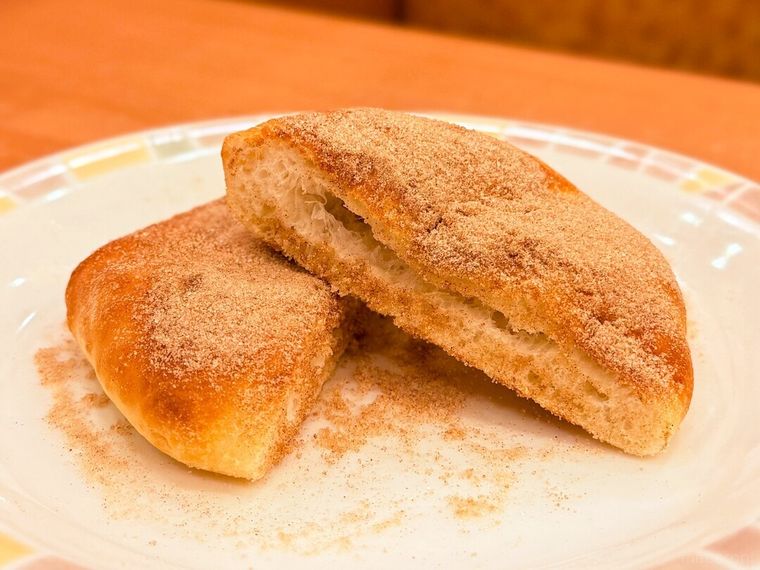 お皿に盛り付けられた シナモンフォッカチオの断面