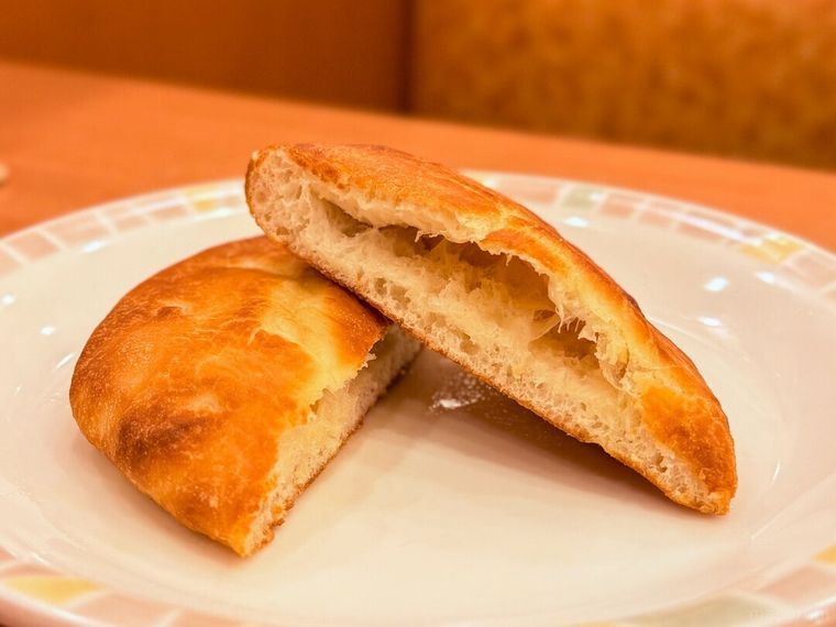 お皿に盛り付けられたフォッカチオの断面