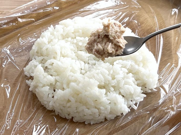 ごはんにツナマヨをのせている様子