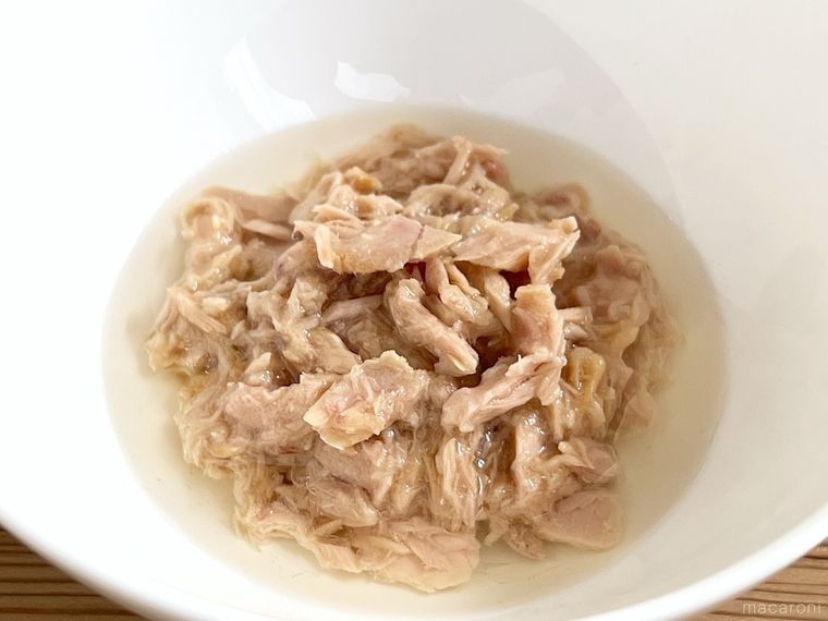 ツナ缶を器にあけた様子