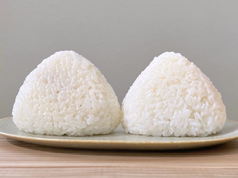 おにぎりが2個並んでいる様子