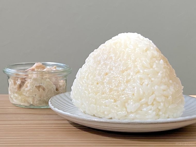 油がしみ出たツナマヨおにぎり