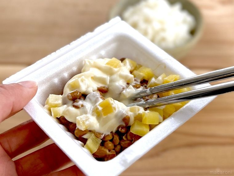 納豆、マヨネーズ、たくあんを混ぜている様子