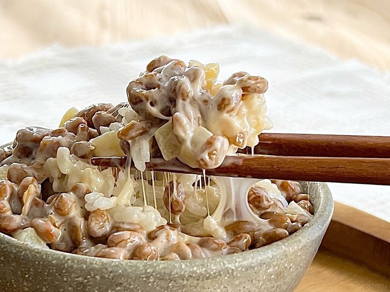 納豆とたくあんのマヨごはんを箸ですくっている様子