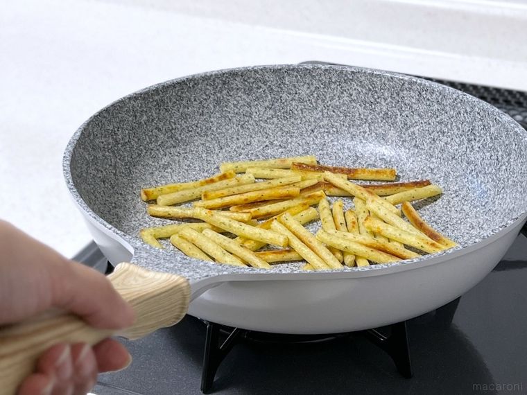 じゃがりこを炒めている様子