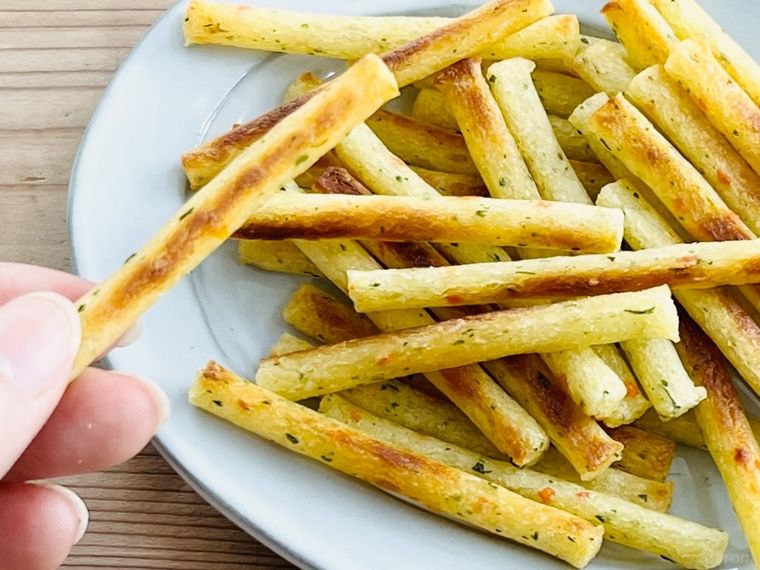 炒めたじゃがりこを箸で持ち上げている様子