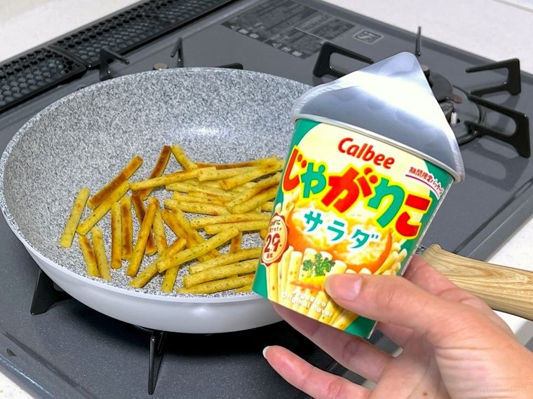 じゃがりこを炒めているところサムネ