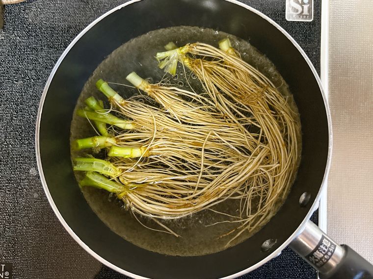 せりの根っこをゆでる様子