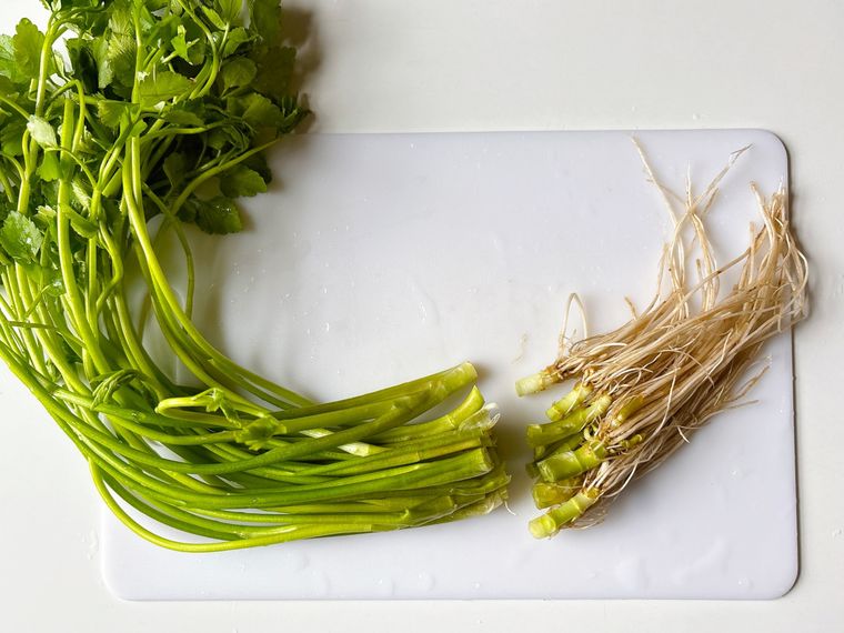 根を使うせりのおひたし