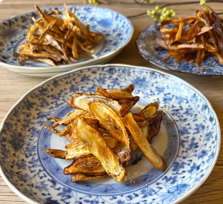 和皿に盛られたごぼうの素揚げ、斜め切り、ピーラーでスライスしたもの、厚めのささがき