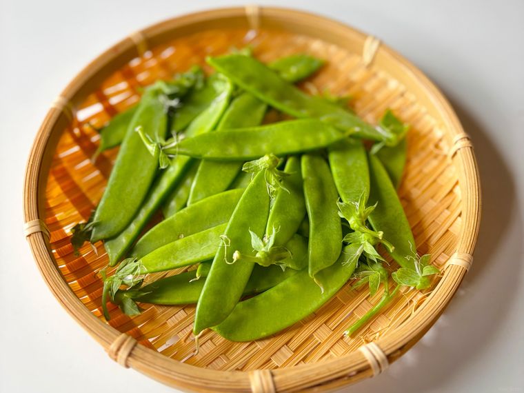 ザルに盛られたさやえんどう