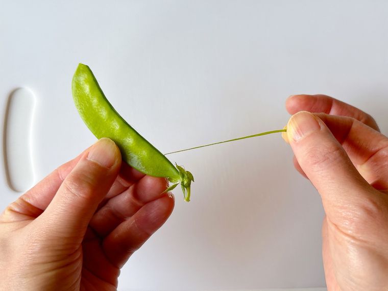 さやえんどうの筋を取る様子
