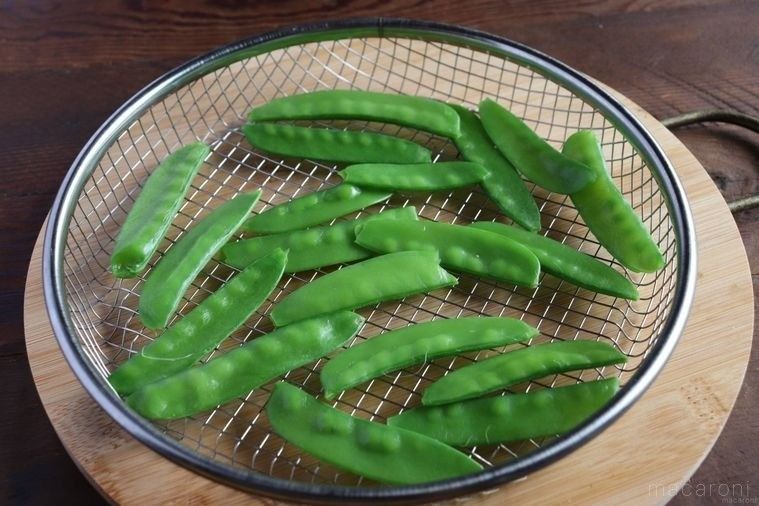 ゆでてザルにあげたさやえんどう