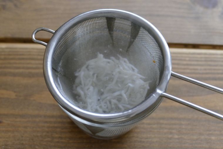 しらすを熱湯に浸す様子