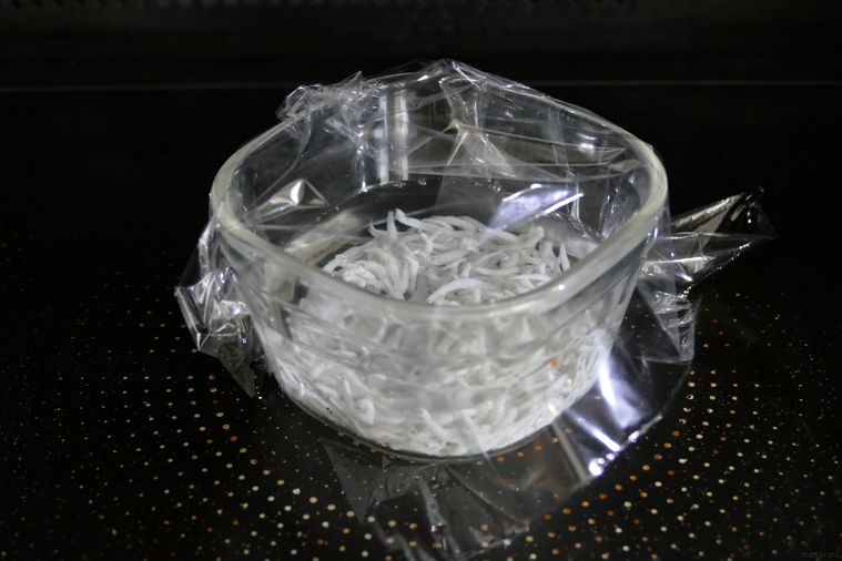 しらすと水の入っている容器を電子レンジで加熱する様子