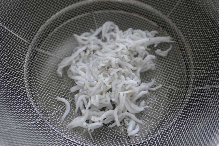 ザルで湯を切った様子