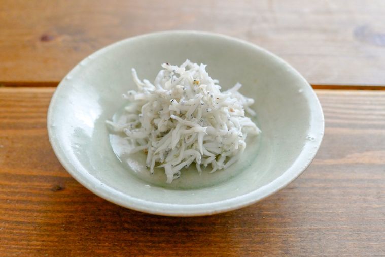 塩抜きしらすを小皿に盛った様子
