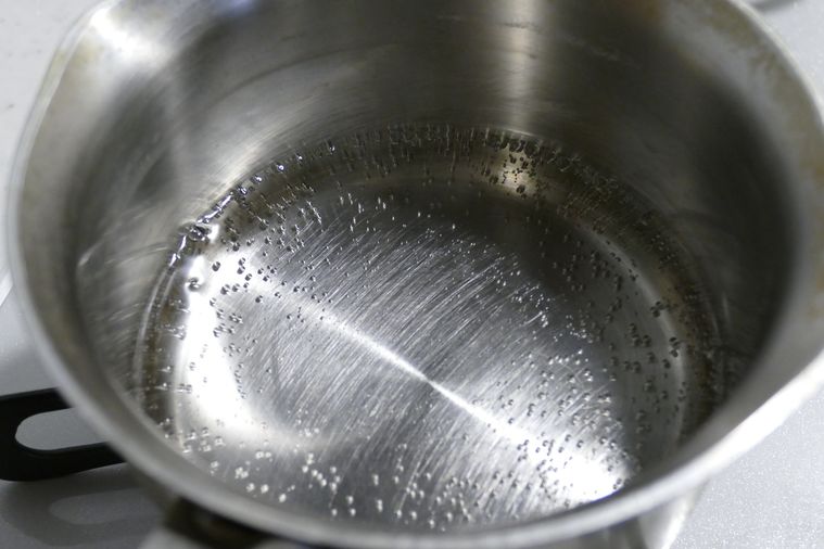 小鍋で湯を沸かす様子