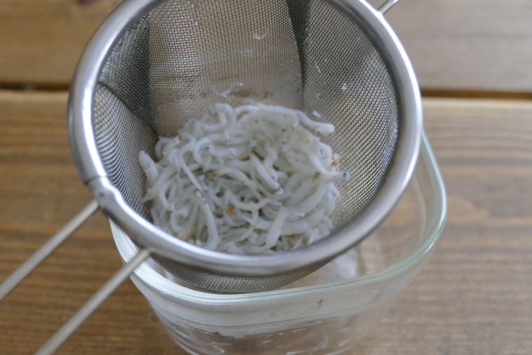 茶こしで湯を切る様子