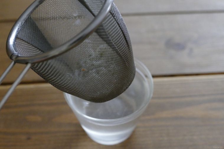 茶こしを上げて湯を切る様子