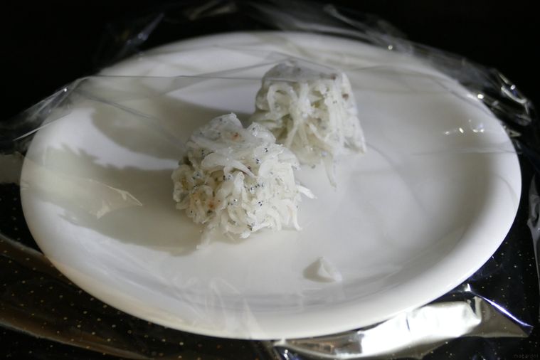 冷凍した塩抜きしらすを電子レンジで加熱する様子