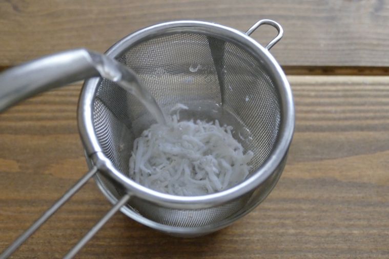 熱湯をしらすにかける様子