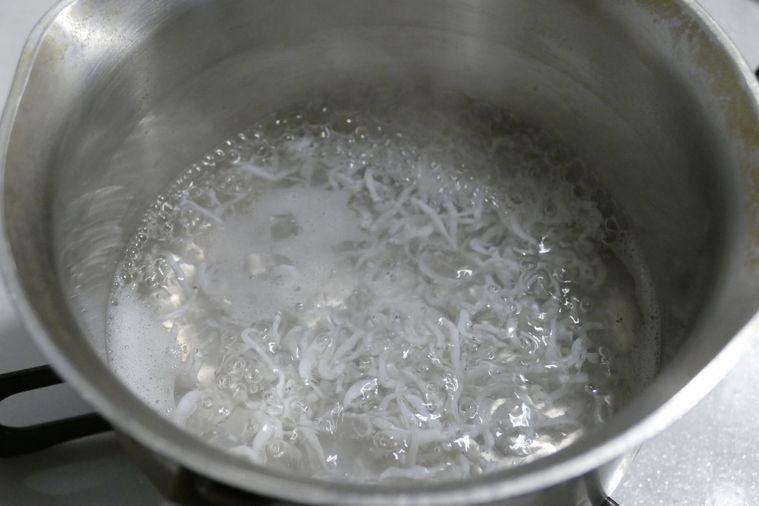 しらすを鍋でゆでる様子
