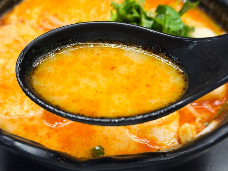 レンゲですくったサーサースープ