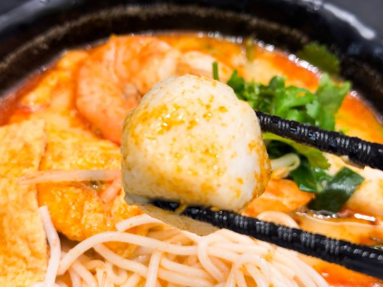 箸で持ったフィッシュボール