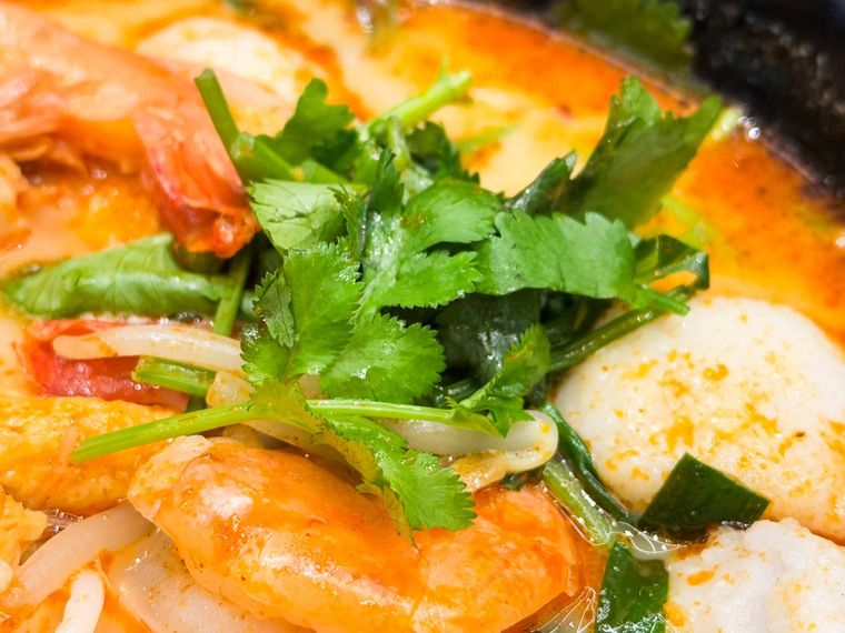 スープにトッピングされたパクチー