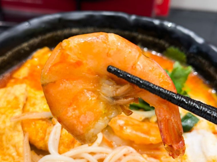 箸で持った海老