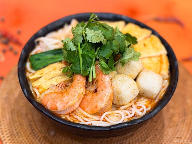 丼に盛られたサーサースープを使用した米線