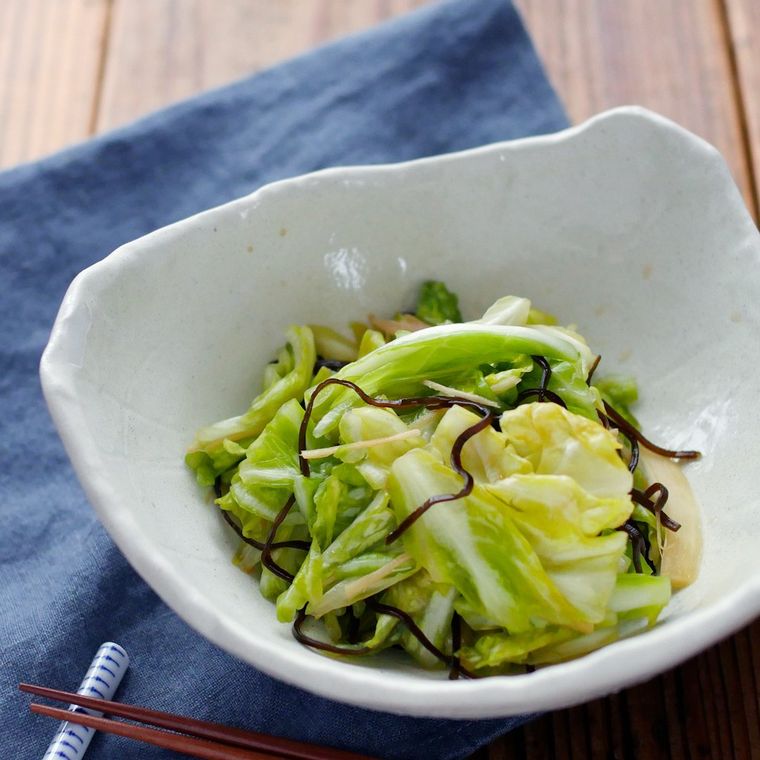 白色の器に盛られた春キャベツの浅漬け