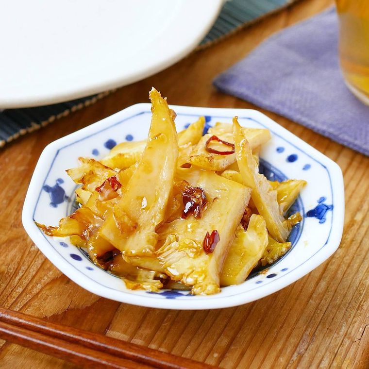 8角形の皿に盛られたキャベツの芯メンマ