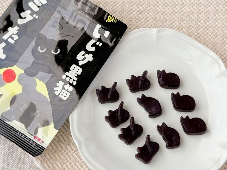 黒猫グミ ミグたんのパッケージと中身が並んでいる様子