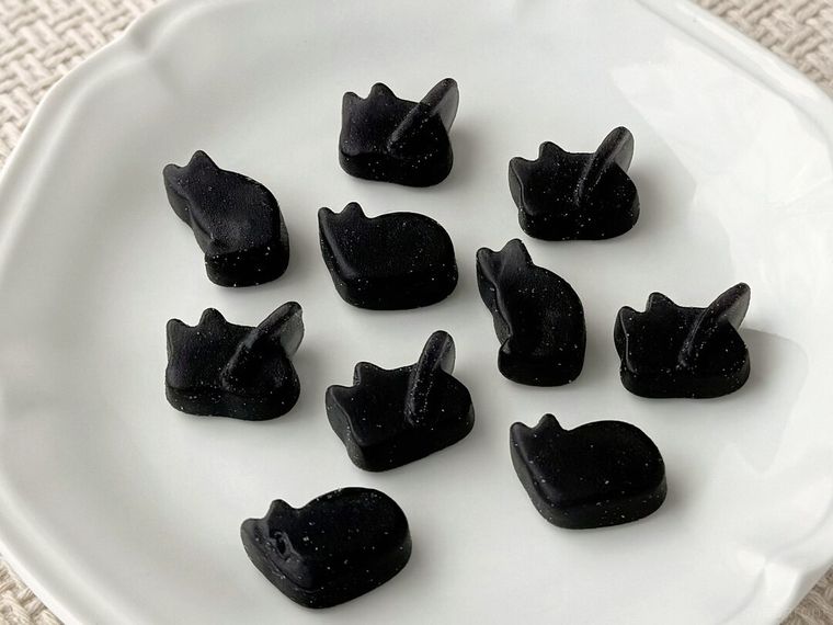 白皿に黒猫グミ ミグたんが盛り付けられている様子