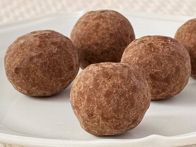 セブンプレミアムアールグレイ 生チョコトリュフが皿に盛り付けられている様子