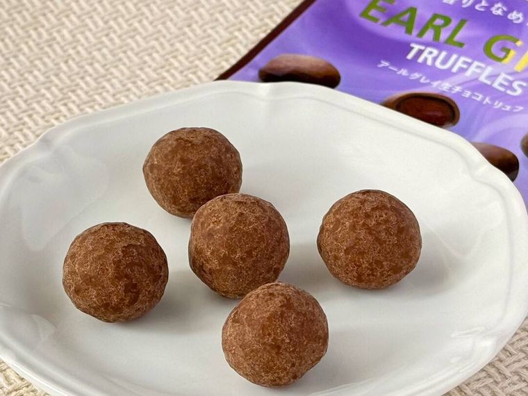 白皿に盛り付けられたセブンプレミアムアールグレイ 生チョコトリュフ