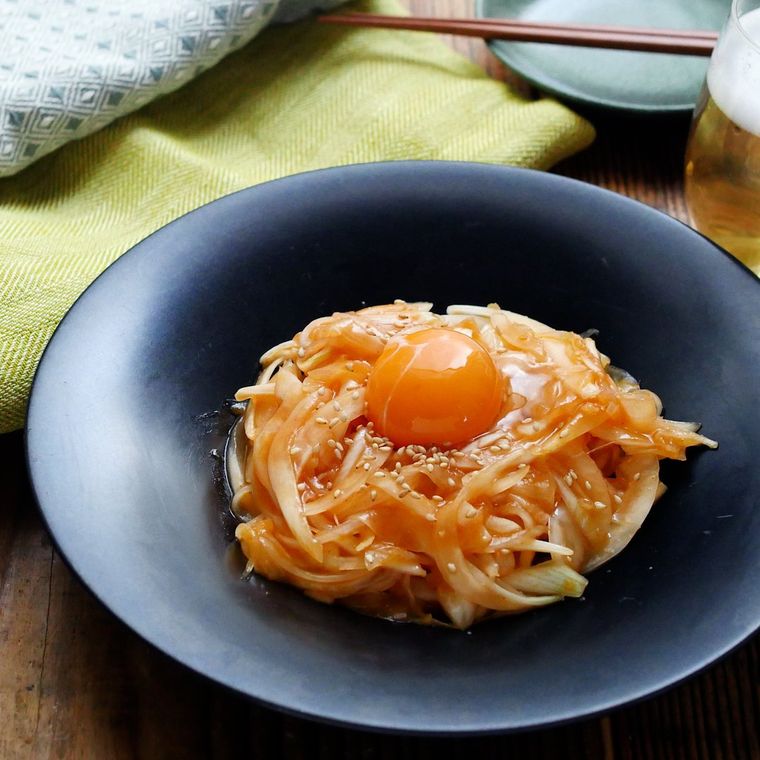 黒い皿に盛られた新玉ねぎのユッケ