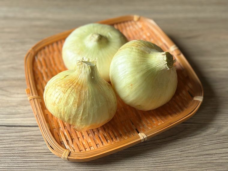 ザルに盛られた新玉ねぎ