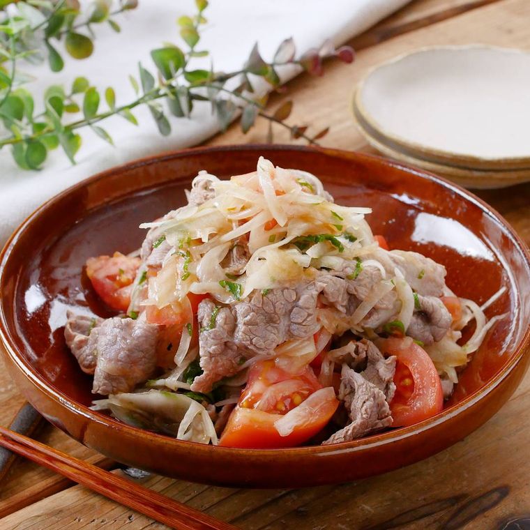 茶色い皿に盛られた新玉ねぎと牛肉のさっぱりサラダ