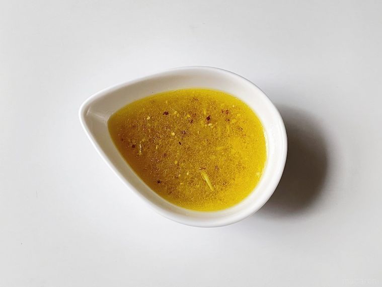 雫型の器に入ったレモンマスタードドレッシング