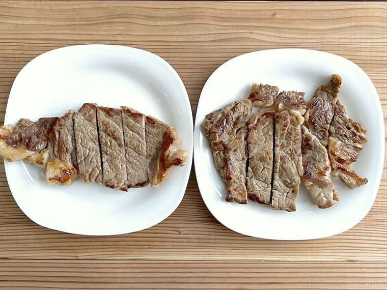 ステーキが2枚並んでいる様子