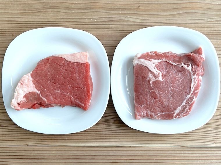 皿に盛られた牛肉が2皿並んでいる様子