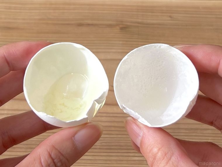 温泉たまごの殻を両手に持っている様子