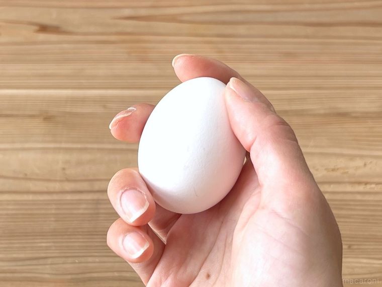 温泉たまごを振っている様子