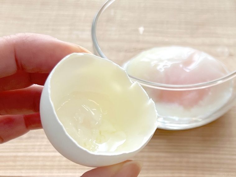 温泉たまごの殻を手で持っている様子