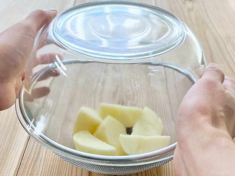 じゃがいもが入ったザルにボウルをかぶせている様子